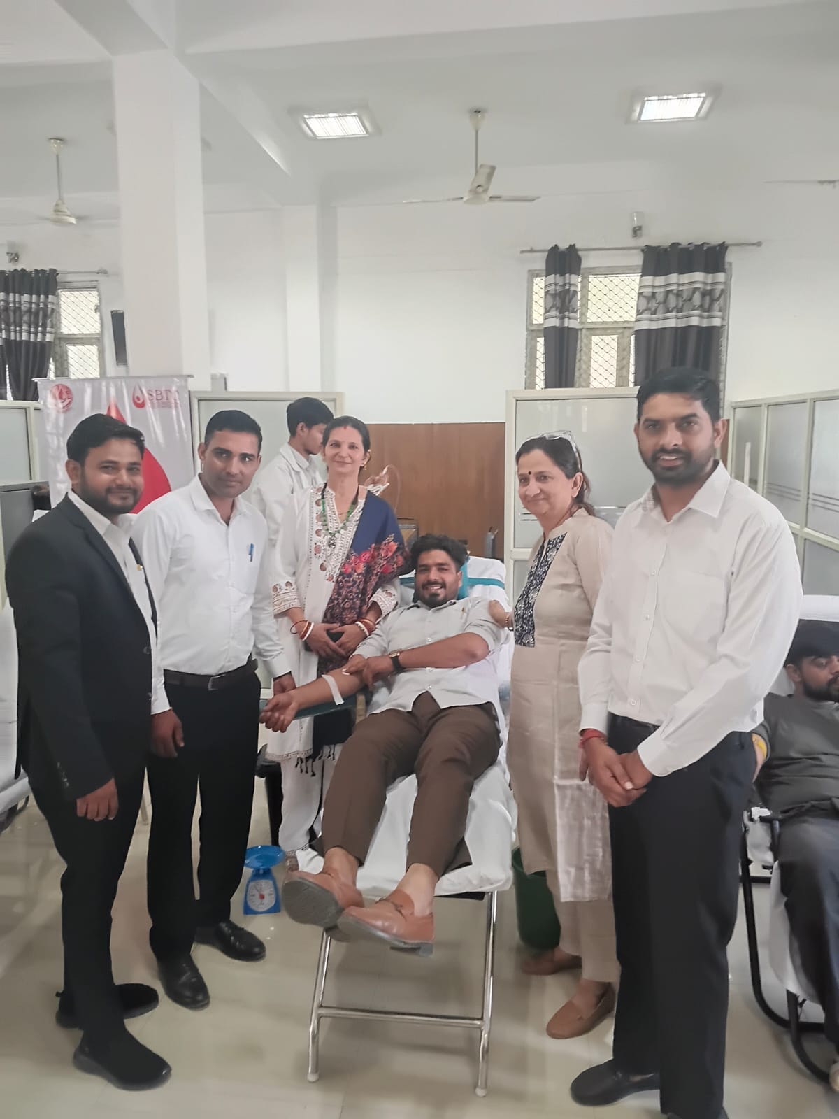 बार एसोसिएशन हाल में रक्‍तदान शिविर का आयोजन:अधिवक्‍ताओं के साथ ही अन्‍य लोगों ने भी किया रक्‍तदान