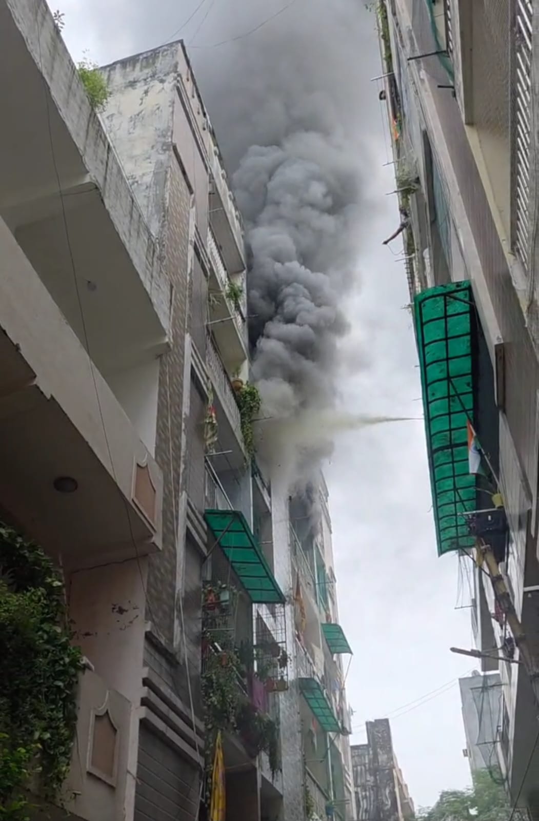 मंदिर में जल रहे दीपक से पूरा घर हुआ स्‍वाहा: शाहबेरी के एक फ्लैट में आग लगने से मची अफरा-तफरी