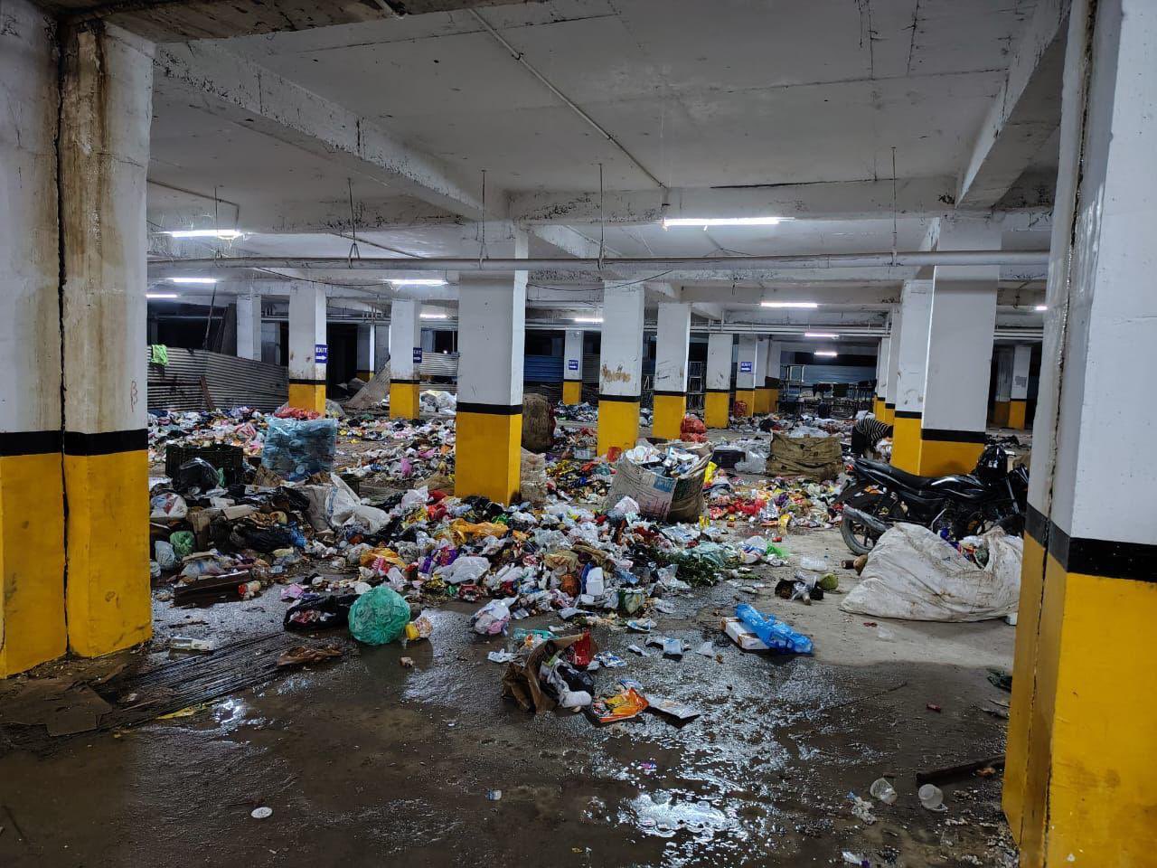 लॉ रेजिडेंसिया सोसायटी के बेसमेंट में जाने से बचने लगे लोग: प्राधिकरण की सख्‍त कार्रवाई के बाद भी दिखाई घोर लापरवाही