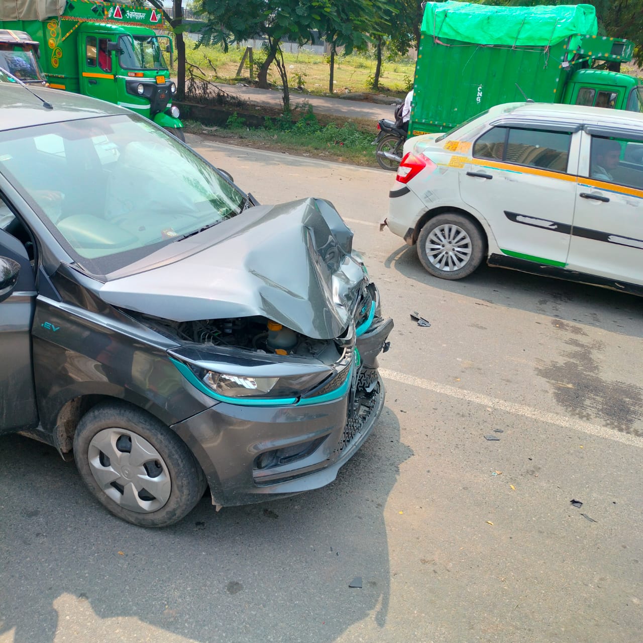 सोसायटी के पास अवैध स्‍पीड़ ब्रेकर पर मचा बवाल: दुर्घटना के बाद लोगों ने की स्‍पीड़ ब्रेकर हटवाने की मांग