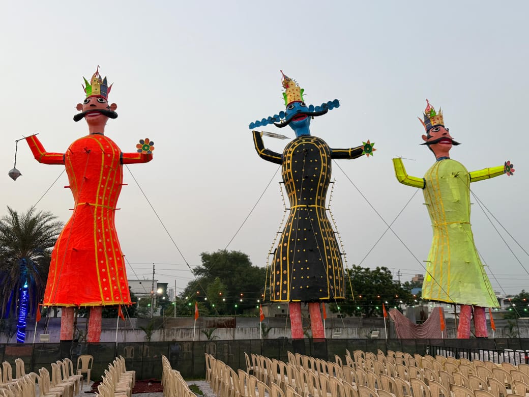 परिवार के साथ एक बार फ‍िर जलने को तैयार है रावण: पचास हजार की भीड़ के बीच रात आठ बजे होगा रावण दहन