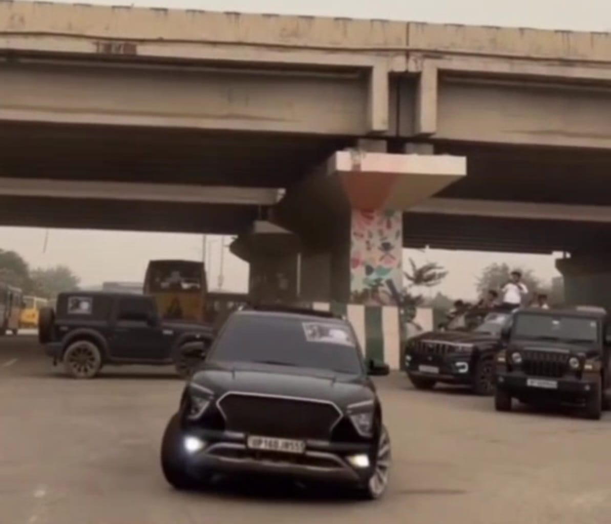 बीच सड़क पर हीरोगीरी दिखाना पड़ गया भारी: यातायात पुलिस की कड़ी कार्रवाई, 70 हजार का हुआ चालान