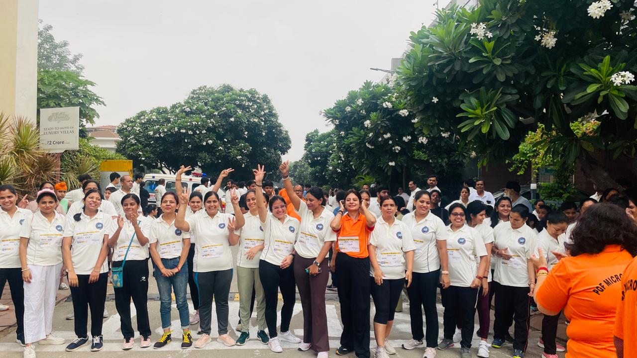 पैरामाउंट गोल्फ फॉरेस्ट में माइक्रो मैराथन दौड़ का आयोजन:मैराथन में बड़ी संख्‍या में सोसायटी के लोगों ने लिया हिस्‍सा