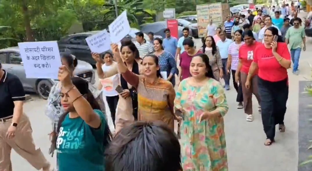 कुत्‍तों के हमलों से भड़के सोसायटी के लोग:रैली निकालकर दर्ज कराया कड़ा विरोध