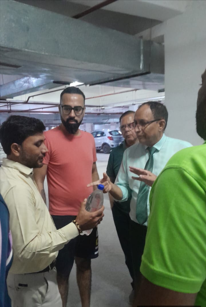 सोसायटी में दूषित पानी से बढ़ी 200 लोगों की परेशानी: हंगामे के बाद जांच के लिए भेजा गया पानी का सैंपल