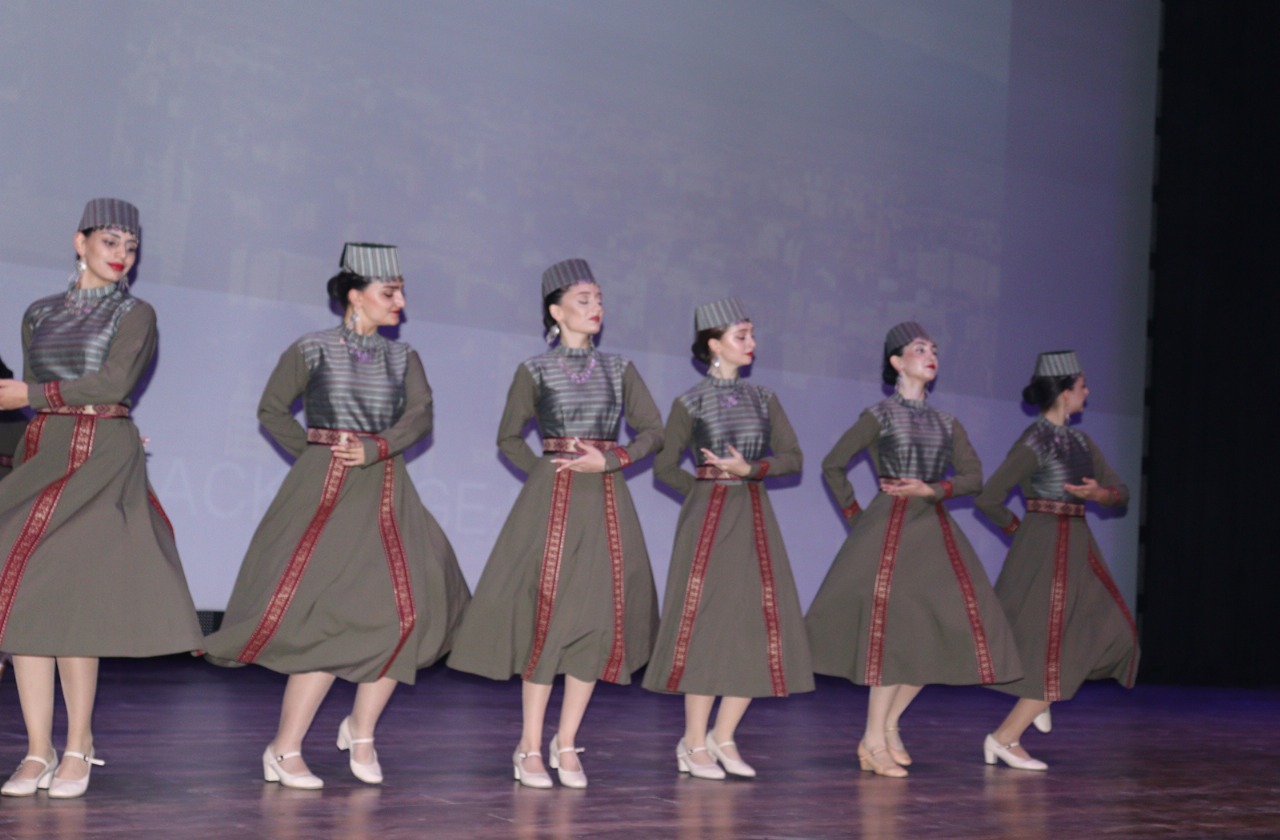 जीएल बजाज में इंडिया इंटरनेशनल फोक फेस्टिवल का आयोजन: नृत्य, रंग और संगीत के माध्यम से वैश्विक मित्रता का अनुभव