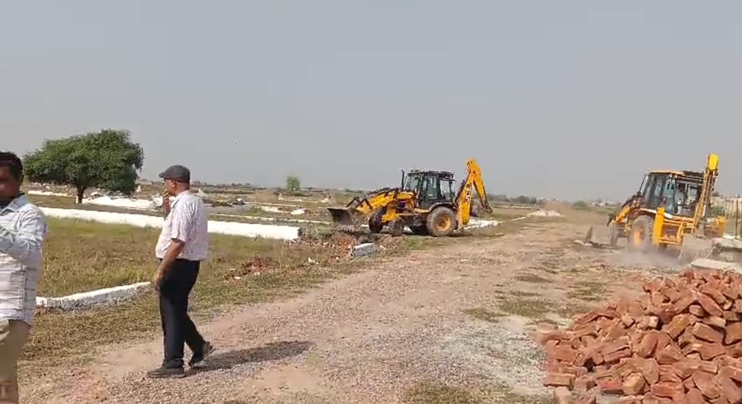 अंतरराष्‍ट्रीय एयरपोर्ट के पास जमीनों पर हो रहा था कब्‍जा:यमुना प्राधिकरण की बुल्‍डोजर कार्रवाई के बाद मची भगदड़