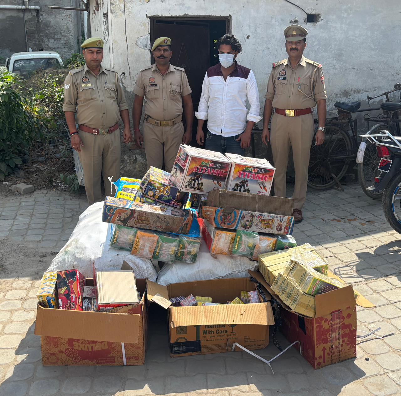 दादरी में बड़ी कार्रवाई: भारी मात्रा में प्रतिबंधित पटाखे बरामद, एक गिरफ्तार