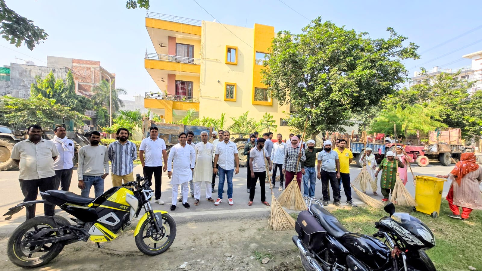 गुहार हुई अनसुनी तो आरडब्ल्यूए ने स्‍वयं संभाला मोर्चा: डेल्‍टा 2 सेक्‍टर में चलाया विशेष सफाई अभियान
