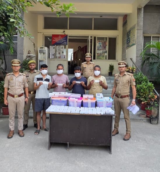 एटीएम पर टेप लगाकर धोखाधड़ी करने वाले गिरोह का पर्दाफाश, 67 ATM के साथ 4 गिरफ्तार