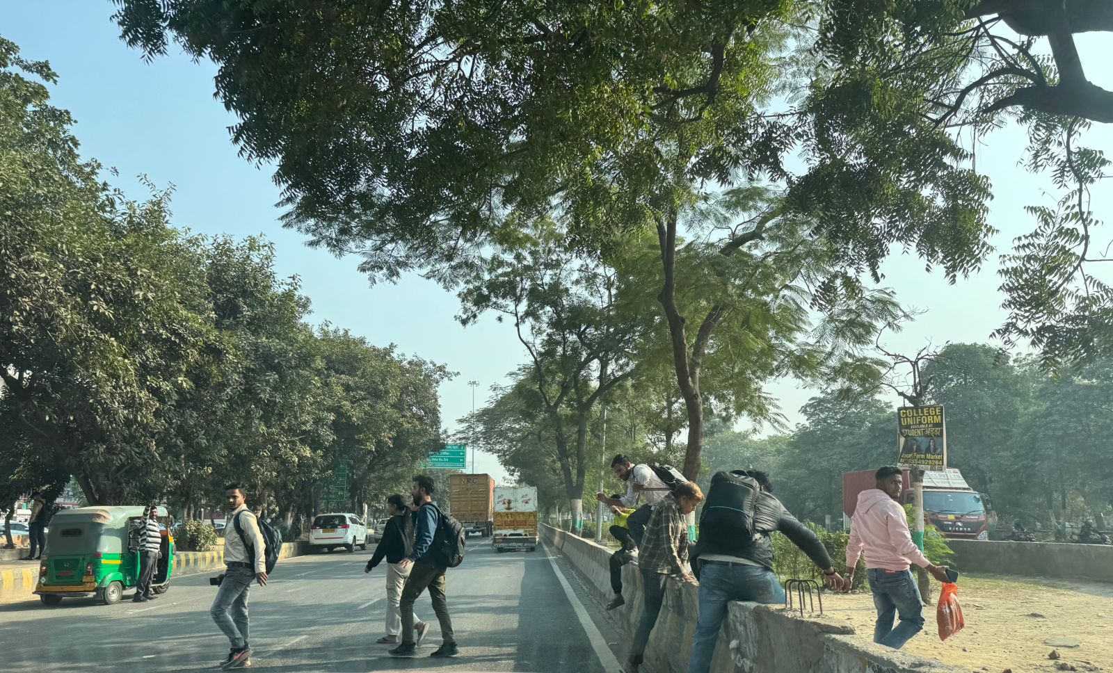 हजारों छात्र प्रतिदिन जोखिम में क्‍यों डाल रहे अपनी जान:करोड़ों रुपए खर्च करने के बाद भी नहीं उठा रहे हैं सुविधा