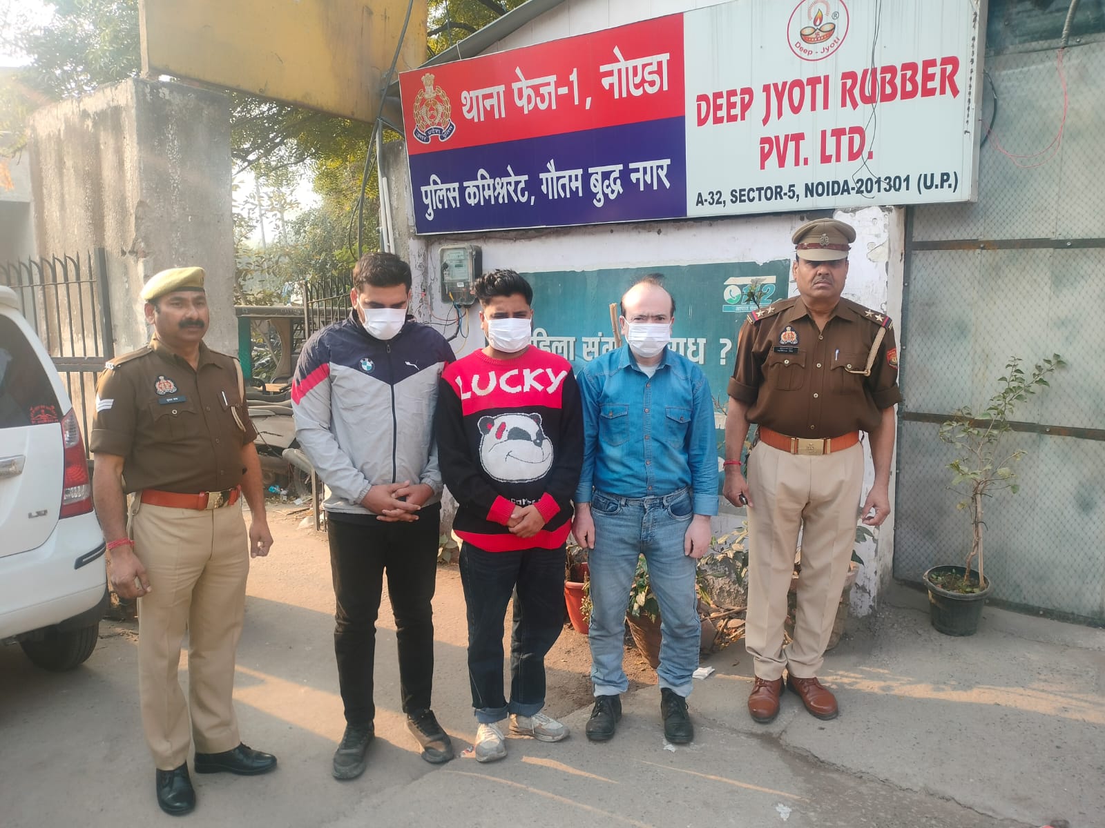 नोएडा पुलिस ने फर्जी कॉल सेंटर गैंग का भंडाफोड़, बेरोजगारों को नौकरी का झांसा देकर करते थे ठगी