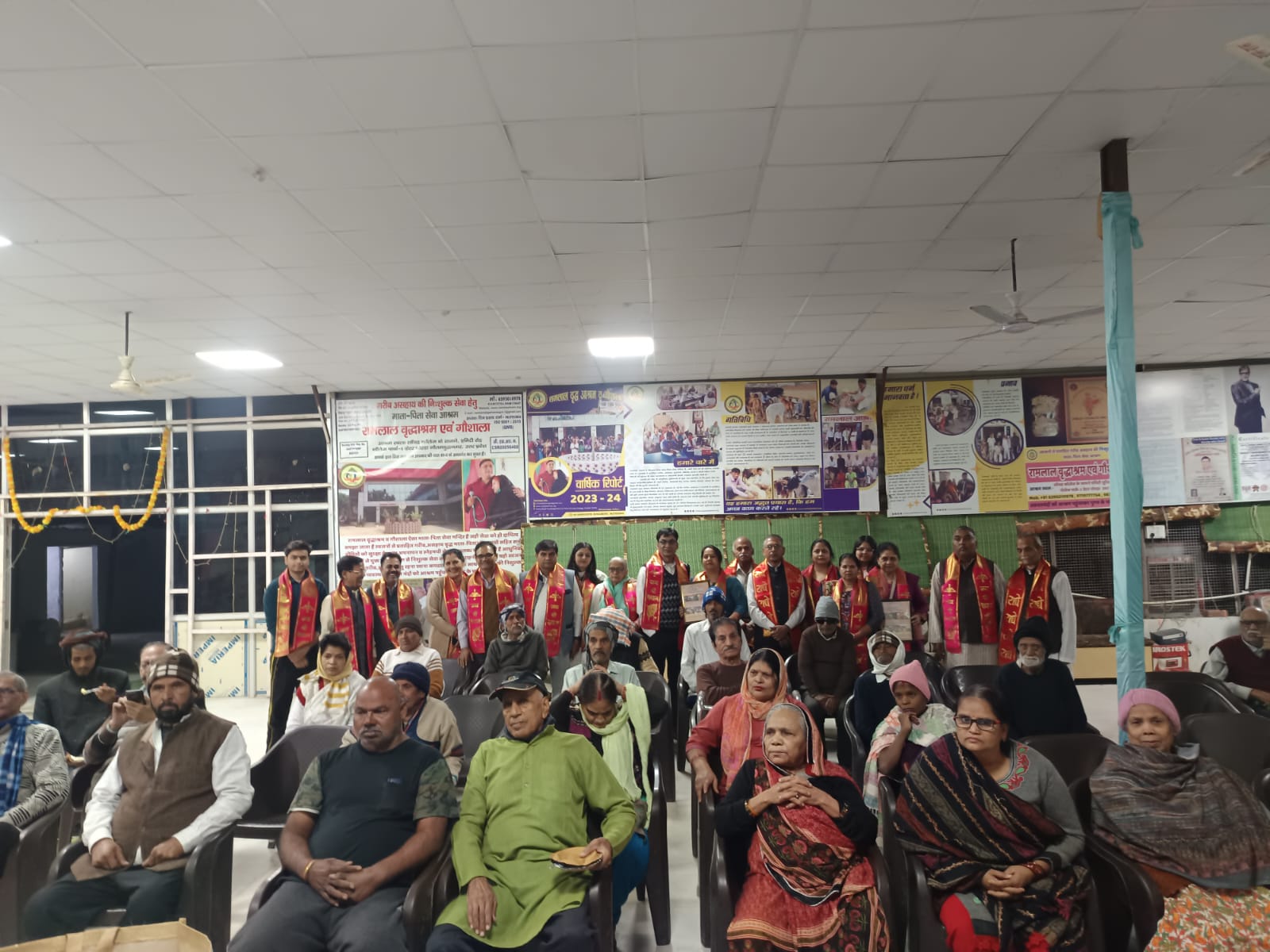 सोसायटी के वरिष्‍ठ नागरिकों ने की सराहनीय पहल:वृद्धा आश्रम में पहुंचकर उत्‍साह के साथ मनाया बुजुर्गों का जन्मदिन