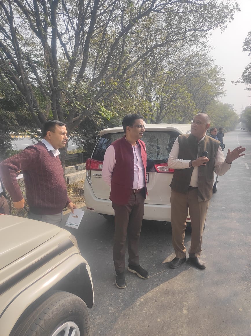 नोएडा सीईओ ने दिया रोटरी की परिधि कम कर सड़क चौड़ीकरण का निर्देश:जांच में मिली खामियां तो लापरवाह कर्मचारियों पर गिरी गाज