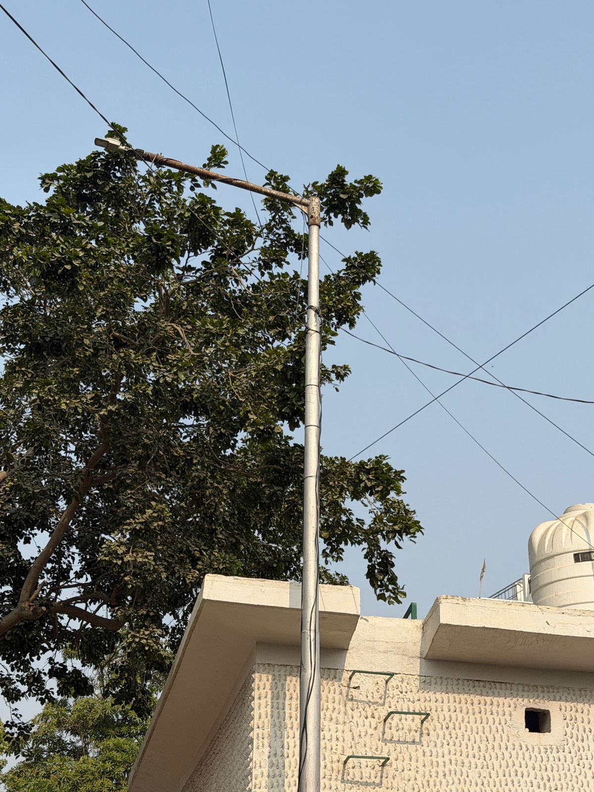 किसकी शह पर हर सेक्‍टर में टूट रहे हैं प्राधिकरण के बनाए नियम:खूबसूरत शहर में फैला रहे हैं तारों का मकड़जाल