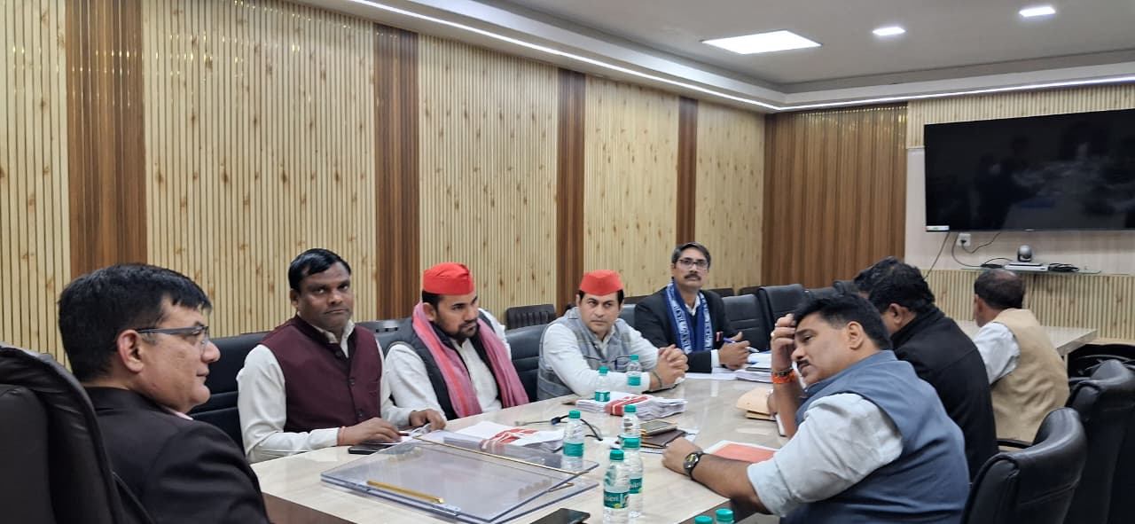 गायब मतदाताओं को खोजने में बीएलओ के माथे पर पड़ा बल:राजनीतिक दलों के बूथ लेवल एजेंट से मांगी गई मदद