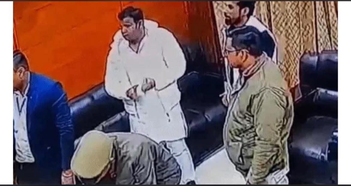 उप मुख्‍यमंत्री आवास लखनऊ में पकड़ा गया ग्रेटर नोएडा का फ्रॉड नेता:नोएडा, बुलंदशहर, मेरठ, गाजियाबाद एवं लखनऊ में कर चुका है फ्रॉड