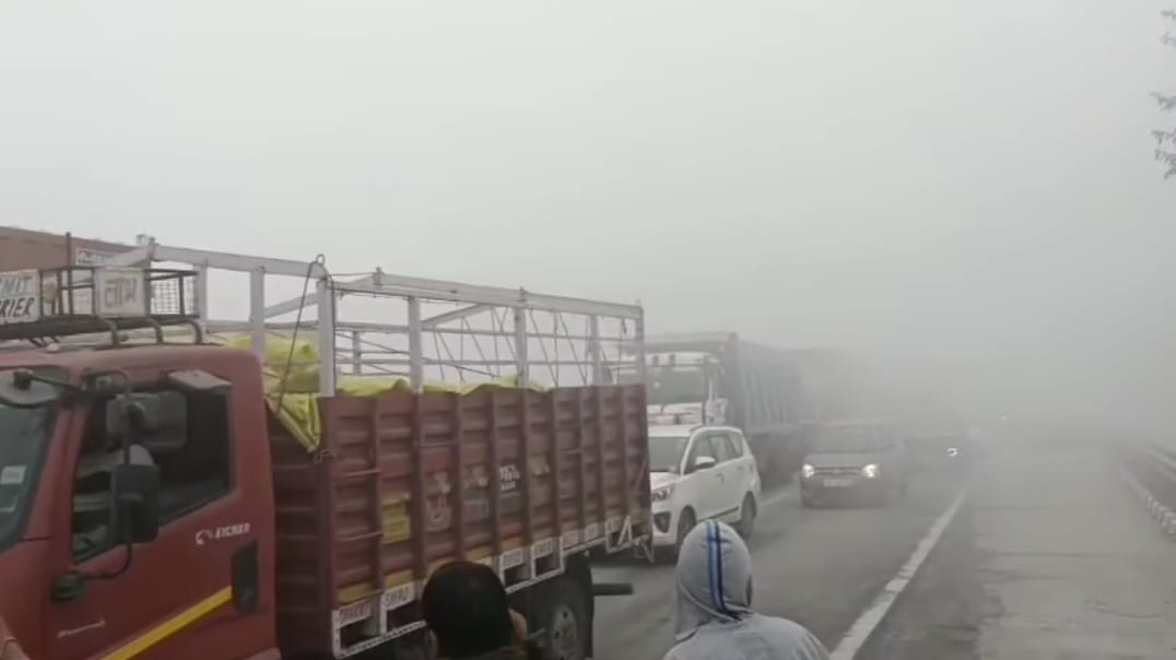 घने कोहरे में ईस्‍टर्न पेरीफेरल पर टकराए 10 से अधिक वाहन:घटना के बाद एक्‍सप्रेस वे पर लगा कई किलोमीटर लंबा जाम