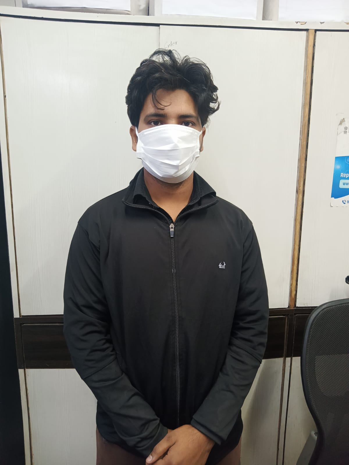 फर्जी शेयर निवेश के नाम पर 5.6 करोड़ की ठगी करने वाला साइबर अपराधी गिरफ्तार, व्हाट्सएप के माध्यम से संपर्क कर फर्जी शेयर मार्केट ट्रेडिंग ग्रुप में जोड़ता था