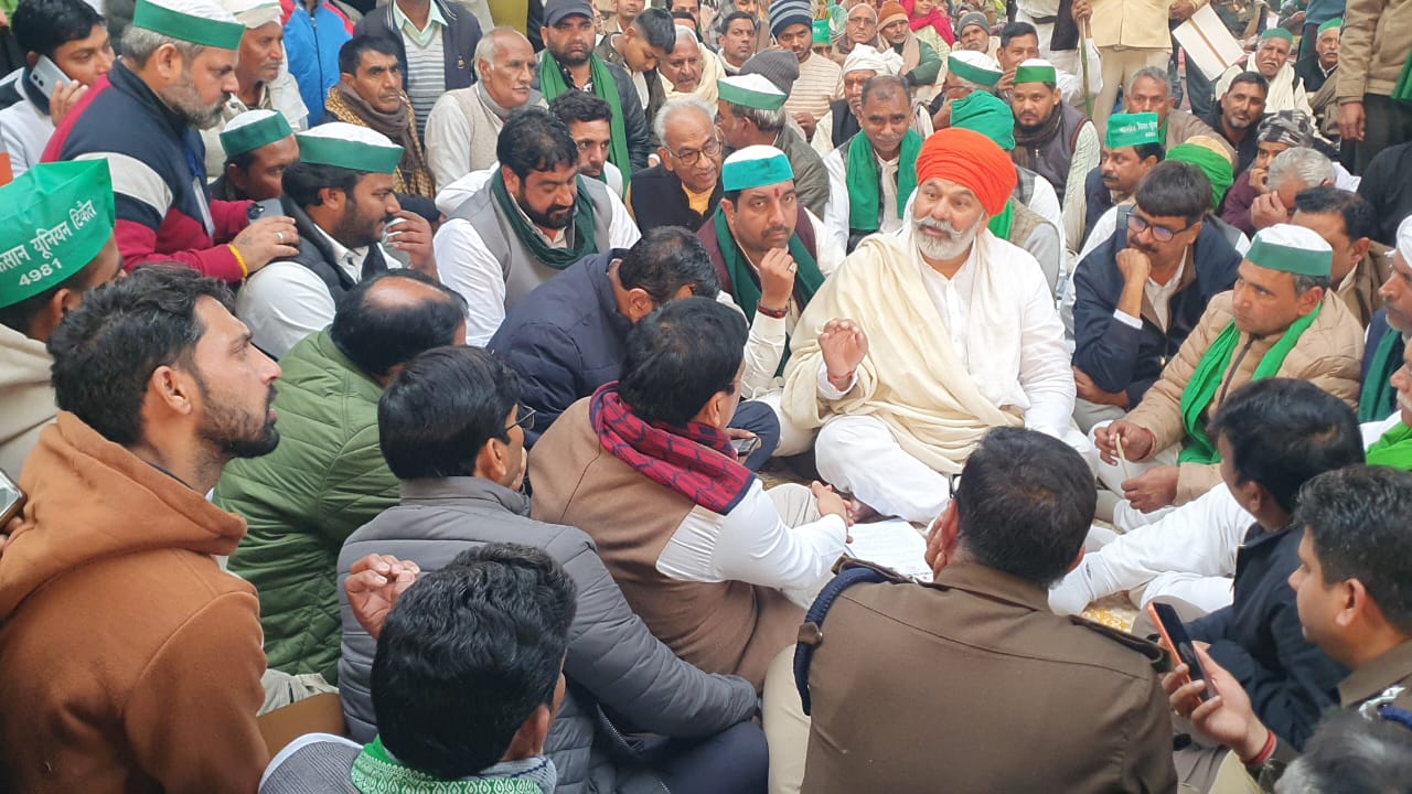 राकेश टिकैत ने कहा किसानों को नहीं होने देंगे अधिकार से वंचित:मांग पूरी न होने पर महापंचायत में उमड़े किसानों ने बयां किया दर्द