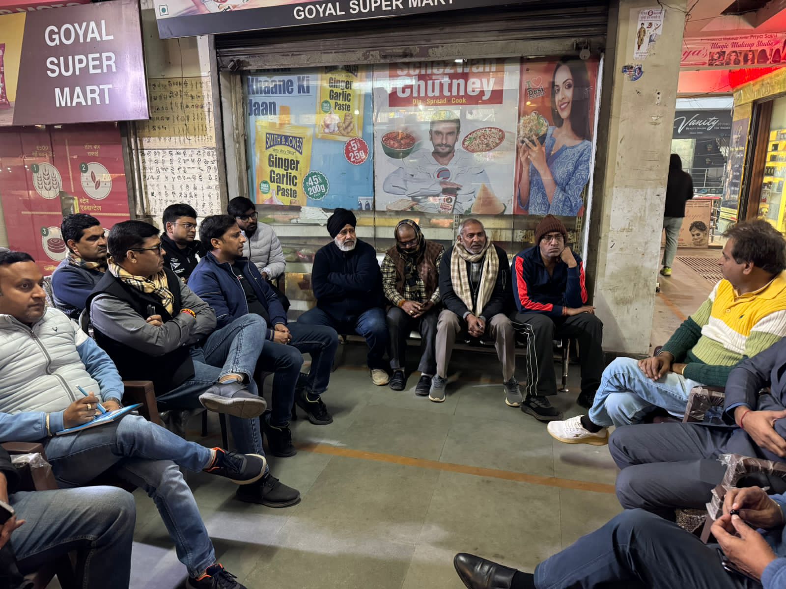 प्राधिकरण अधिकारियों ने जगत फार्म में व्यापारियों के साथ की मीटिंग:अधिकारियों ने कहा मार्केट से सुबह व रात में उठेगा कूड़ा