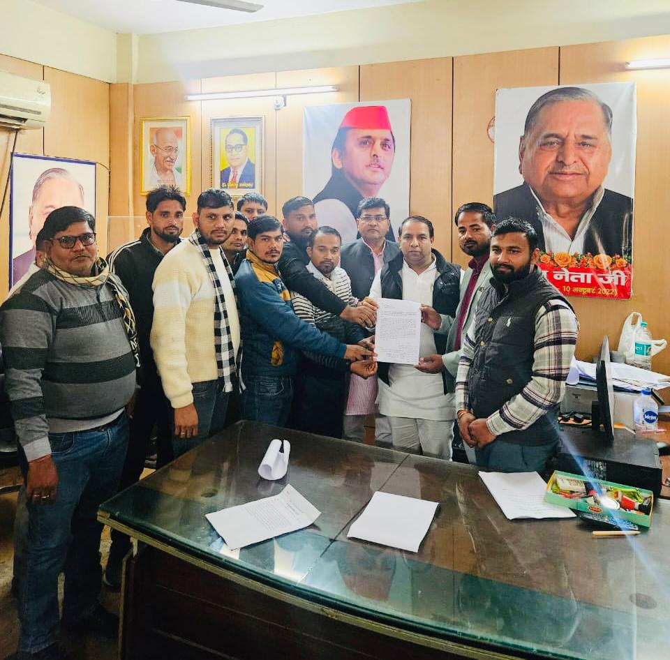 सात साल से रोजगार का इंतजार, युवाओं ने सपा से लगाई गुहार:एयरपोर्ट से प्रभावित युवाओं ने कहा रोजगार का वादा नहीं हुआ पूरा