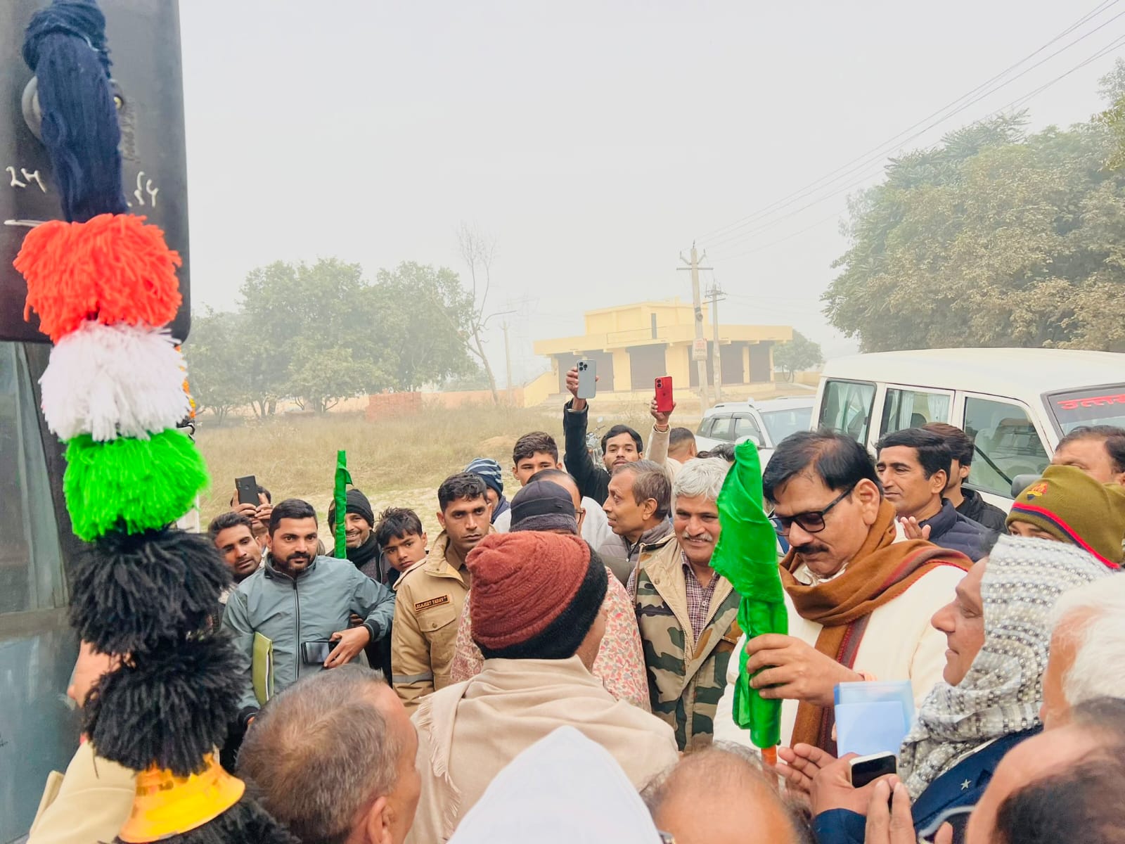 नववर्ष की पूर्व संध्या पर जेवर विधानसभा के लोगों को मिला बड़ा उपहार:जेवर से नोएडा तक बस सेवा का हुआ शुभारंभ