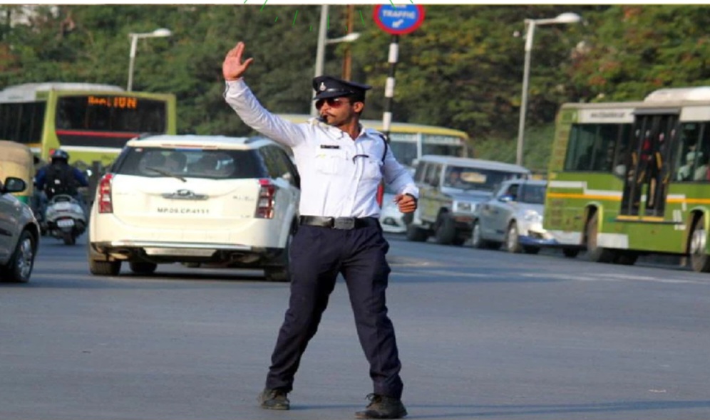वाहनों पर लगाम लगाने का ट्रैफिक विभाग ने जारी किया निर्देश:कोहरे में लोगों की सुरक्षा को देखते हुए उठाया गया कदम