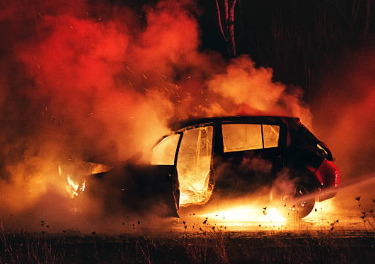 बड़ा हादसा टला, चलती कार में लगी आग, 3 लोगों ने कूद कर बचाई जान