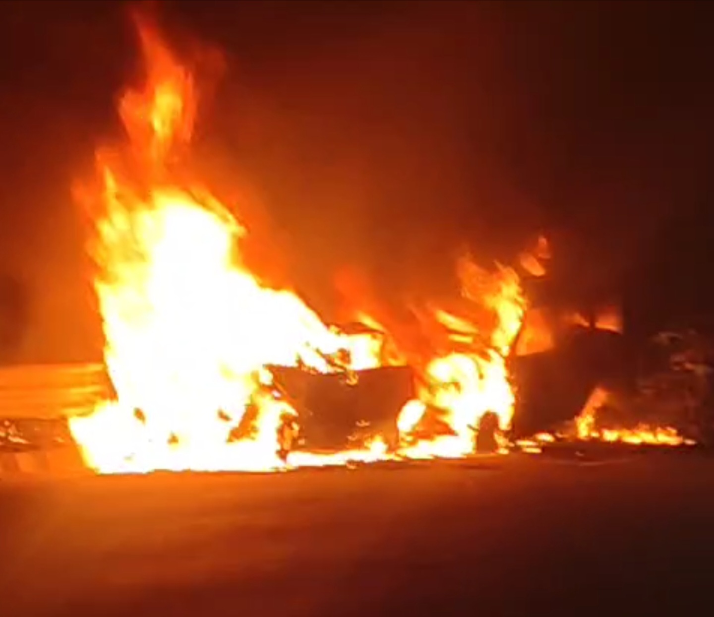 यमुना एक्सप्रेसवे पर 3 कारों की भिड़ंत, आग लगने से अफरातफरी, पुलिस ने जलती गाड़ियों से 11 लोगों को सुरक्षित निकाला