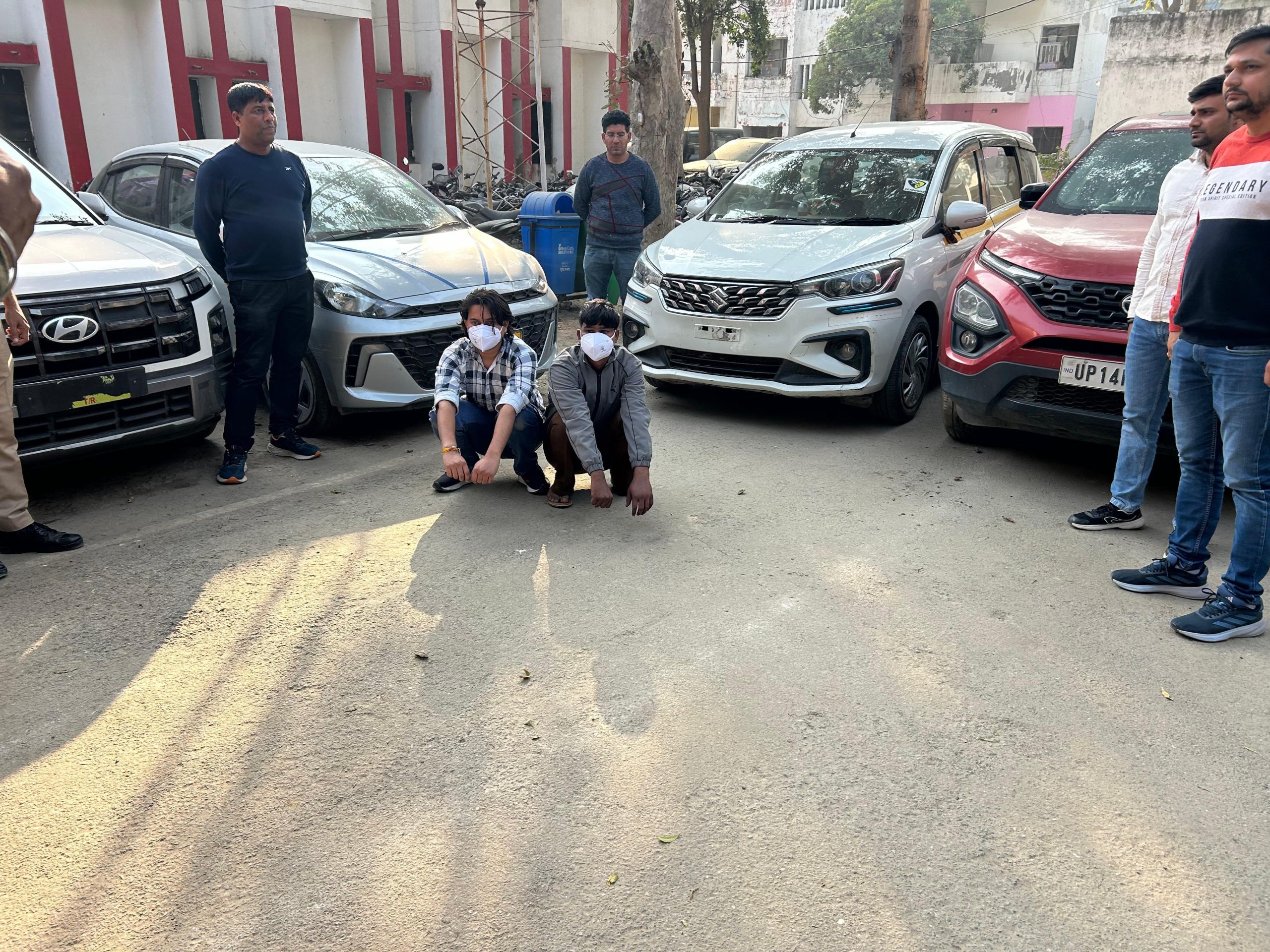 पुलिस मुठभेड़ में 3 वाहन चोर गिरफ्तार, 3 कारें व 91 हजार रुपये बरामद