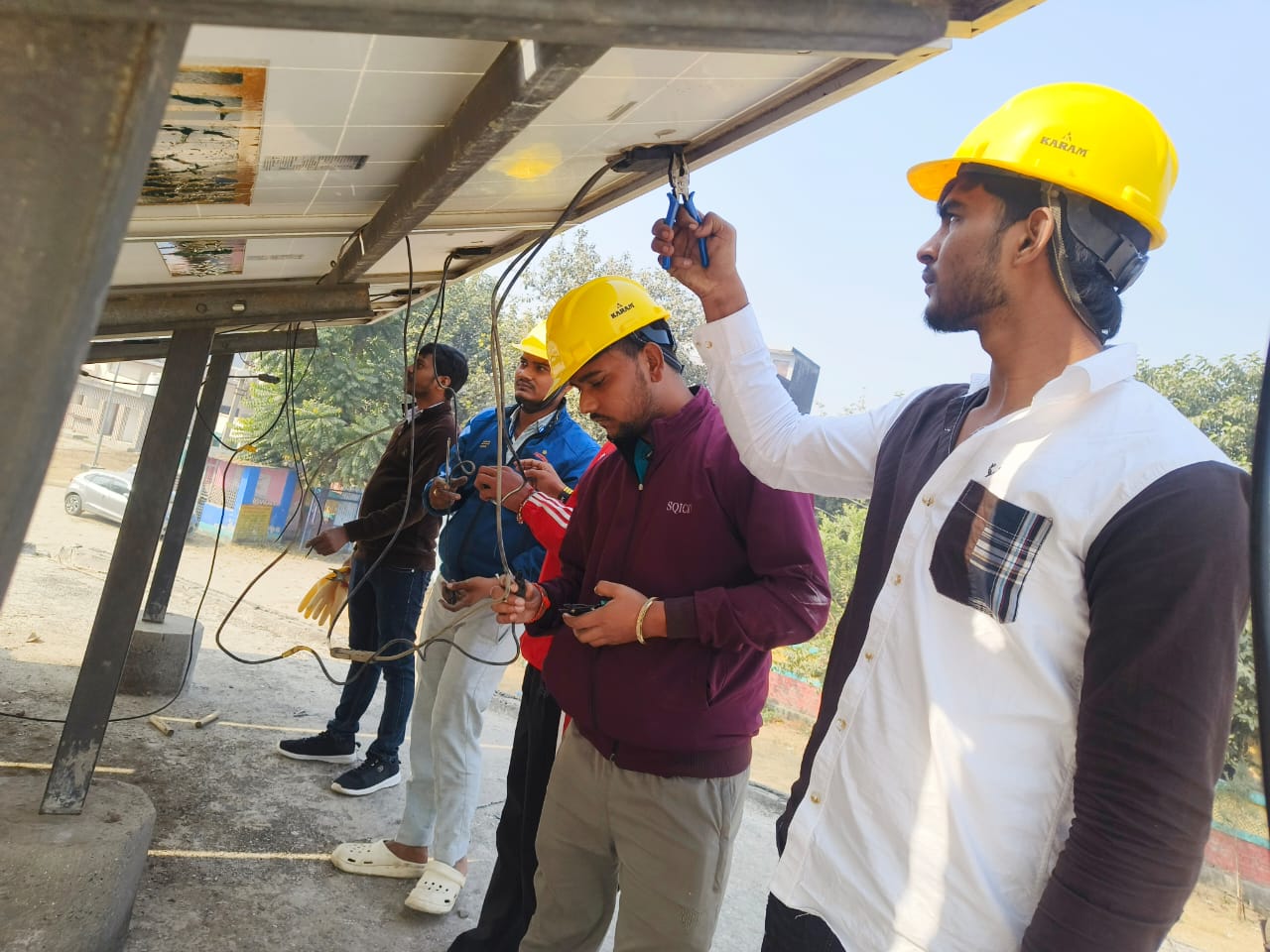 ट्रेनिंग ले रहे छात्रों ने फील्‍ड विजिट में दिखाया अपना हुनर:छात्रों के प्रयास से विद्यालय में 24 घंटे विद्युत आपूर्ति हुई सुनिश्चित