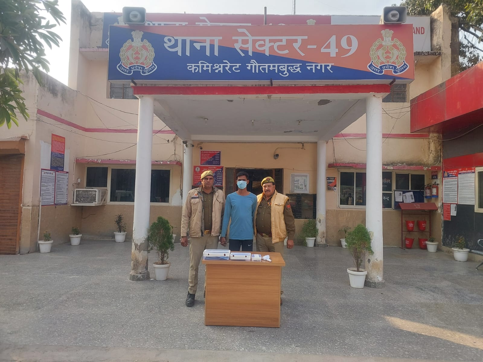 नोएडा में 11 मोबाइल के साथ शातिर गिरफ्तार, पलक झपकते ही कर देता था वारदात