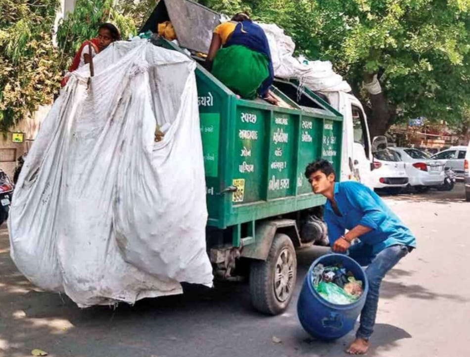 सेक्‍टर के लोगों की जेब पर एक साथ पड़ सकता है भारी भार:सभी लोगों को चुकाना पड़ेगा गार्बेज चार्ज