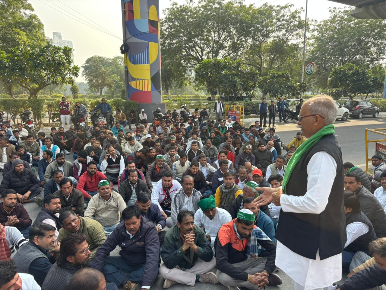 बकाया सैलरी तीन दिन में मिलने के आश्‍वासन के बाद समाप्‍त हुआ धरना:कर्मचारी प्रतिनिधियों के साथ जल्‍द ही सीईओ करेंगे वार्ता
