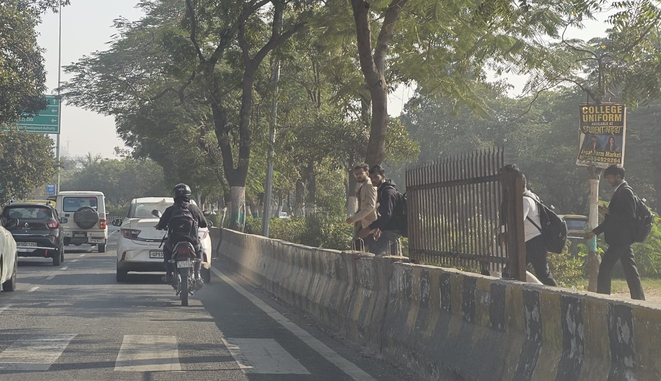 ग्रेटर नोएडा प्राधिकरण ने छात्रों के हित में उठाया सराहनीय कदम:जगतफार्म फुट ओवर ब्रिज के नीचे रेलिंग लगाने का काम शुरू