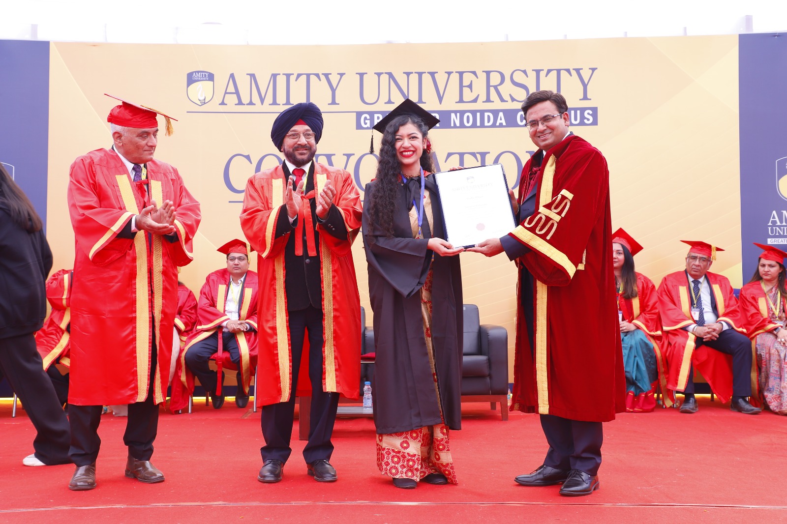 एमिटी यूनिवर्सिटी के दीक्षांत समारोह में 319 छात्रों को मिली डिग्री:विश्वविद्यालय के महानिदेशक अजय राणा ने दिया प्रेरक उदबोधन