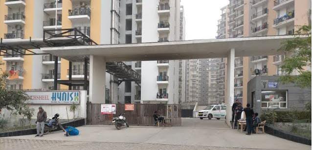 ग्रेटर नोएडा वेस्ट में फिर फंसी लिफ्ट, डेढ़ घंटे तक अटकी रही महिला की सांस