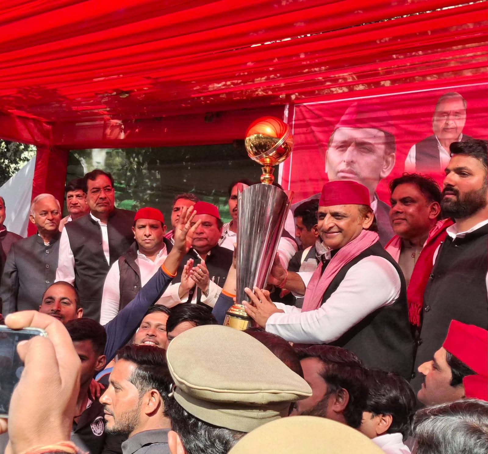 चुनाव जीतने के लिए पूर्व मुख्‍यमंत्री ने किसानों से मांगी मदद:अखिलेश यादव ने कहा किसानों पर दर्ज मुकदमें होंगे वापस