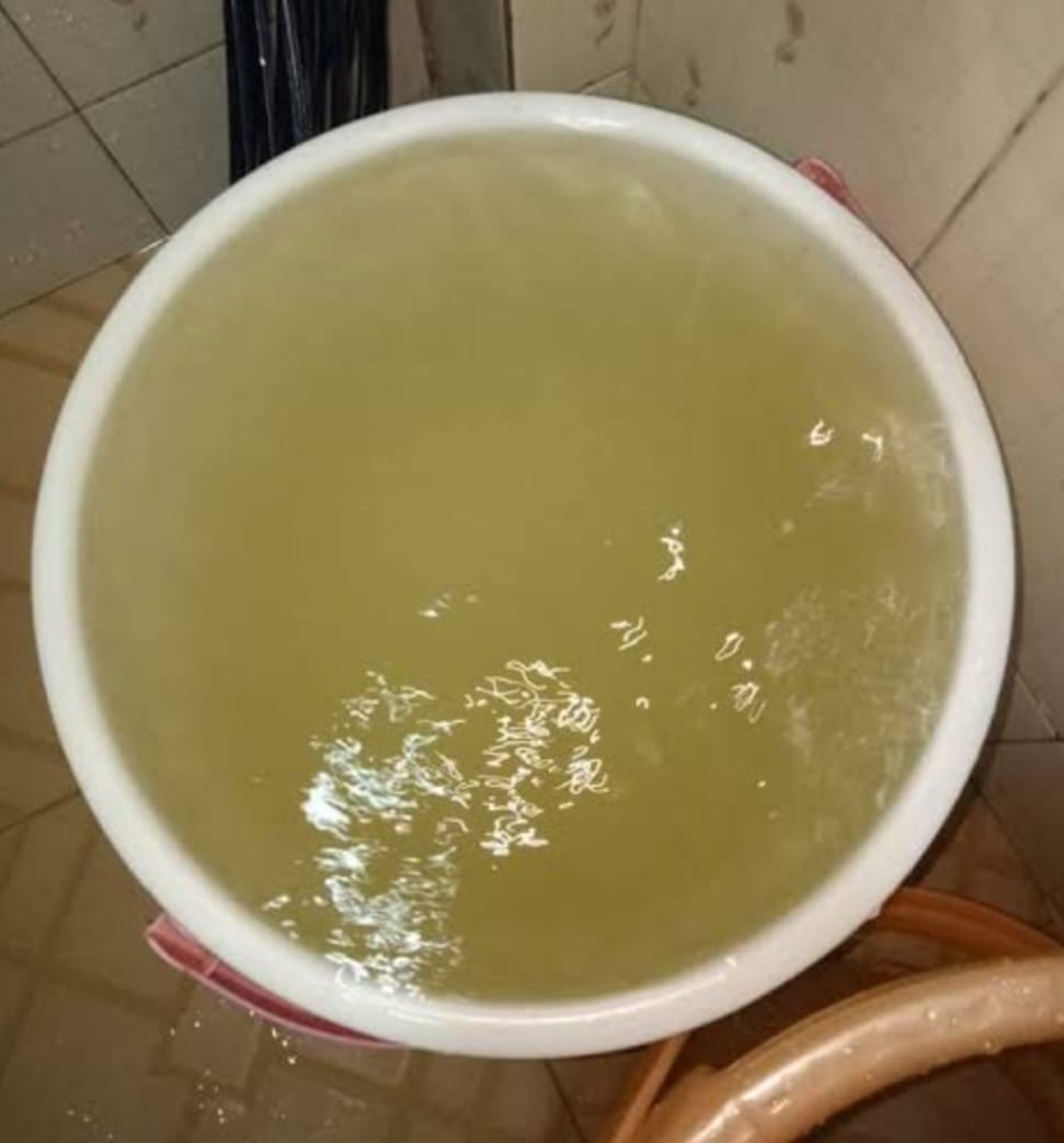 सेक्‍टर के घरों में बदबूदार पानी की सप्‍लाई से सैकड़ों लोग परेशान:पानी के कारण सेक्‍टर के कई लोग हुए हैं बीमार