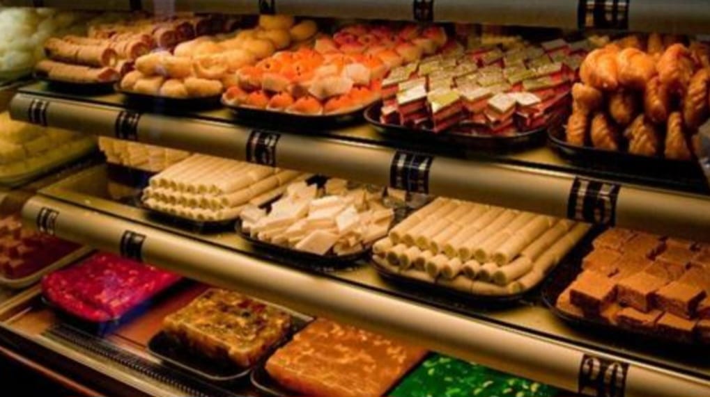 नामी रेस्‍टोरेंट व दुकानों पर बिक रहा था मिलावटी खाना व मिठाई:जांच में बार्बीक्‍यू नेशन व गढ़वाल से लिया गया सैंपल हुआ फेल