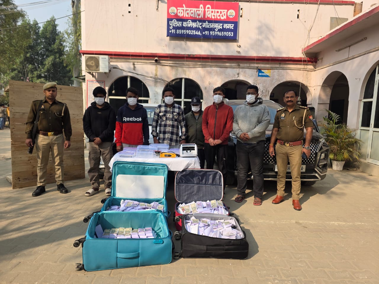 मिनटों में पैसा दोगुना करने का लालच पड़ गया भारी:ग्रेटर नोएडा वेस्‍ट की सेंच्यूरियन ट्रेस होम्स सोसायटी में चल रहा था धंधा