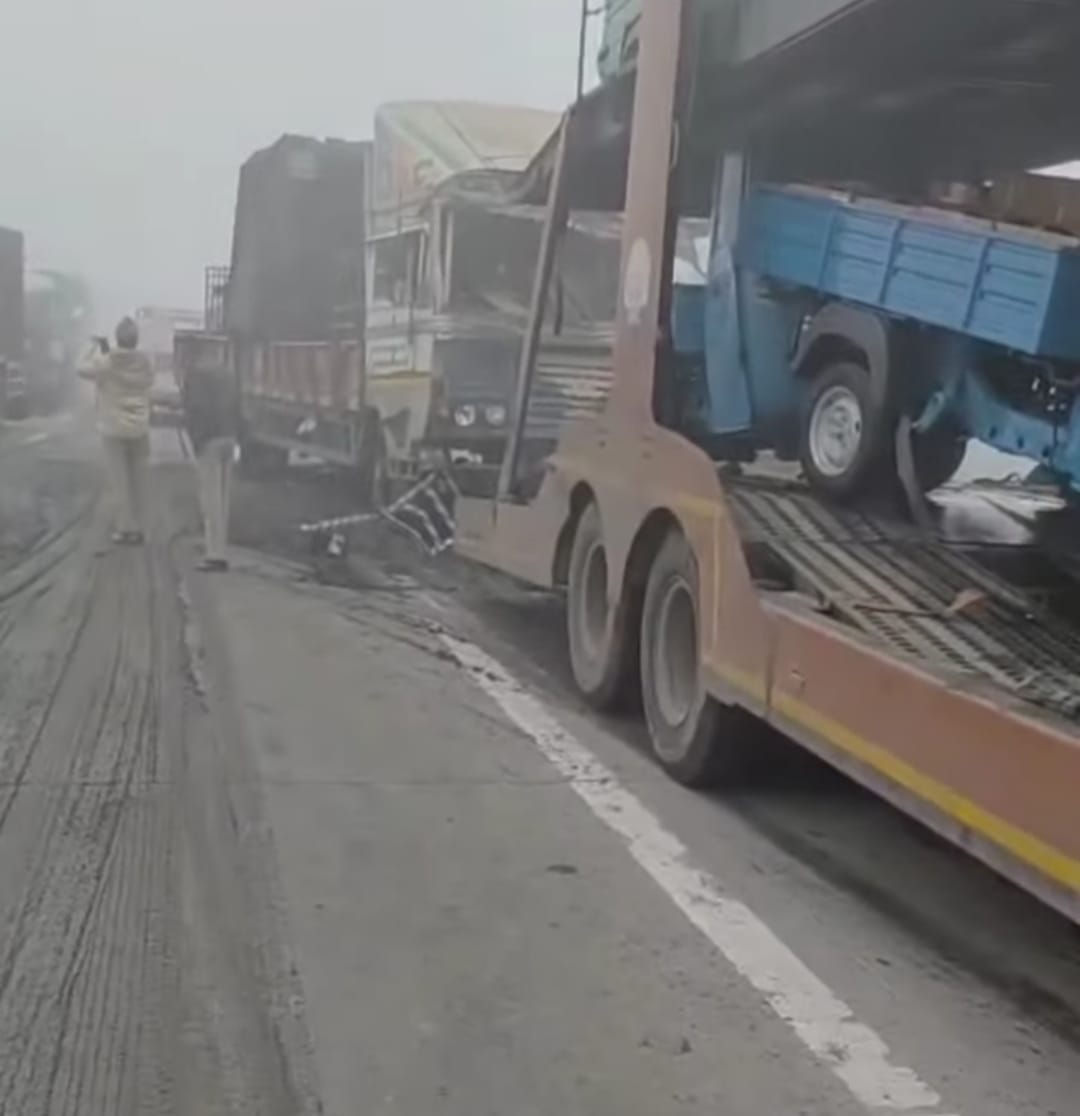 ईस्‍टर्न पेरीफेरल पर कोहरे के कारण फिर हुआ हादसा:दस से अधिक वाहन आपस में टकराए, कई लोग हुए घायल
