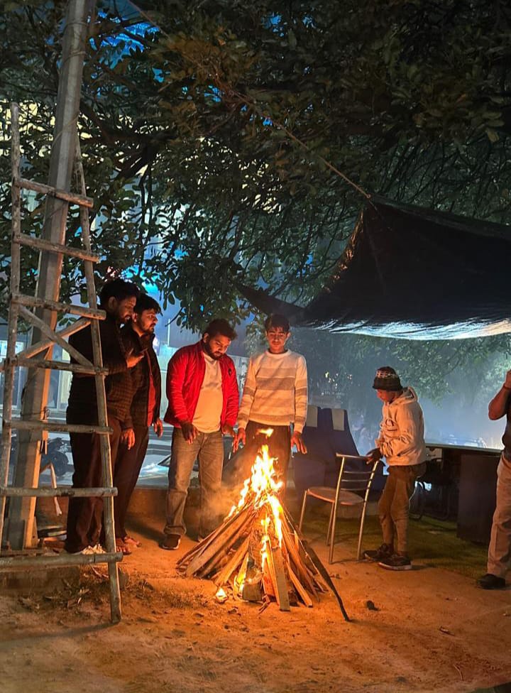 कड़ाके की ठंड में आमजन को अलाव से मिलेगी राहत:ग्रेटर नोएडा प्राधिकरण ने 19 स्थान पर किया अलाव का इंतजाम