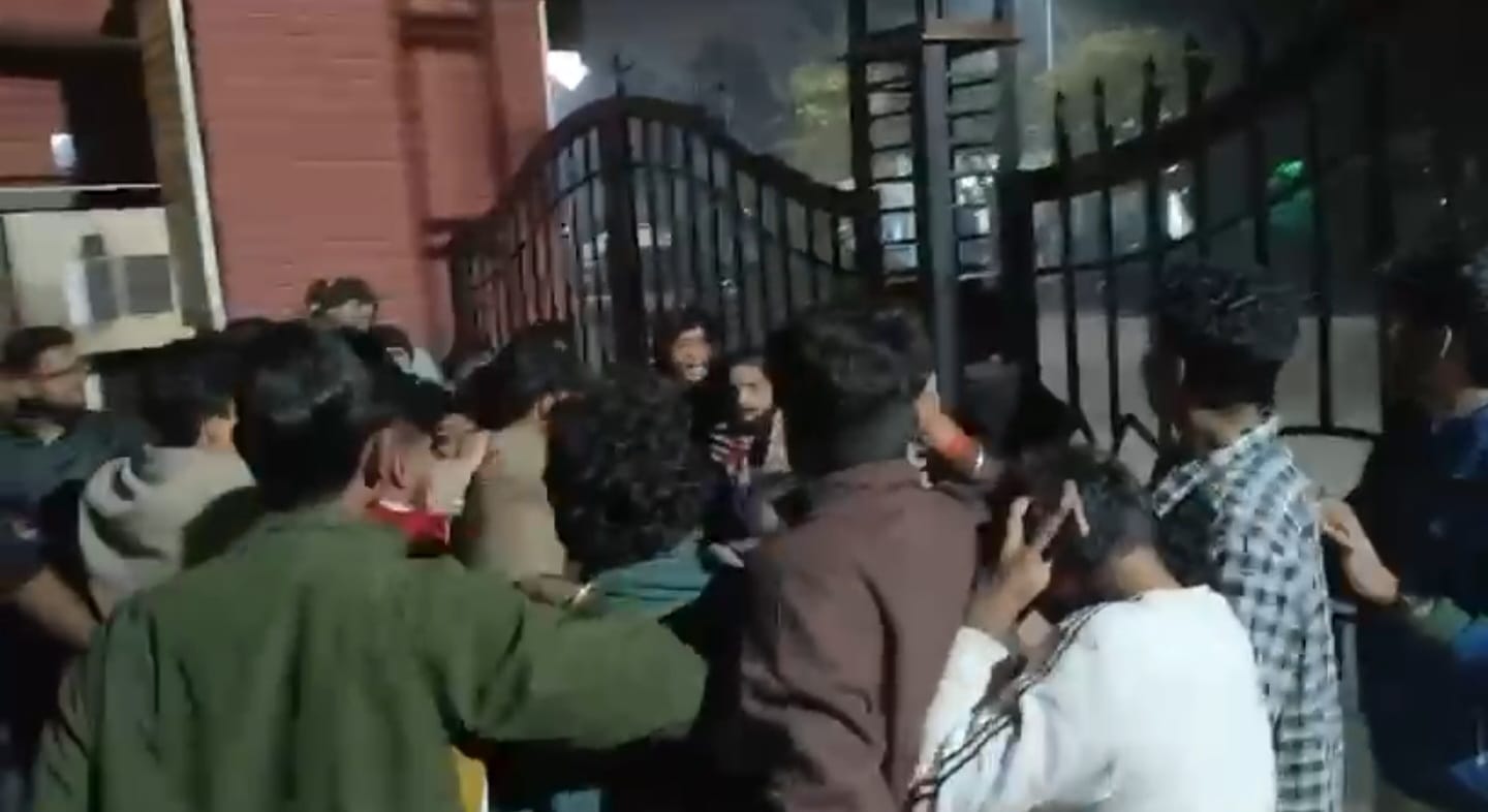 मंगलमय कॉलेज में छात्रों को दिए गए खाने में निकला कीड़ा:छात्रों ने कॉलेज गेट व कैंटीन में जमकर किया हंगामा