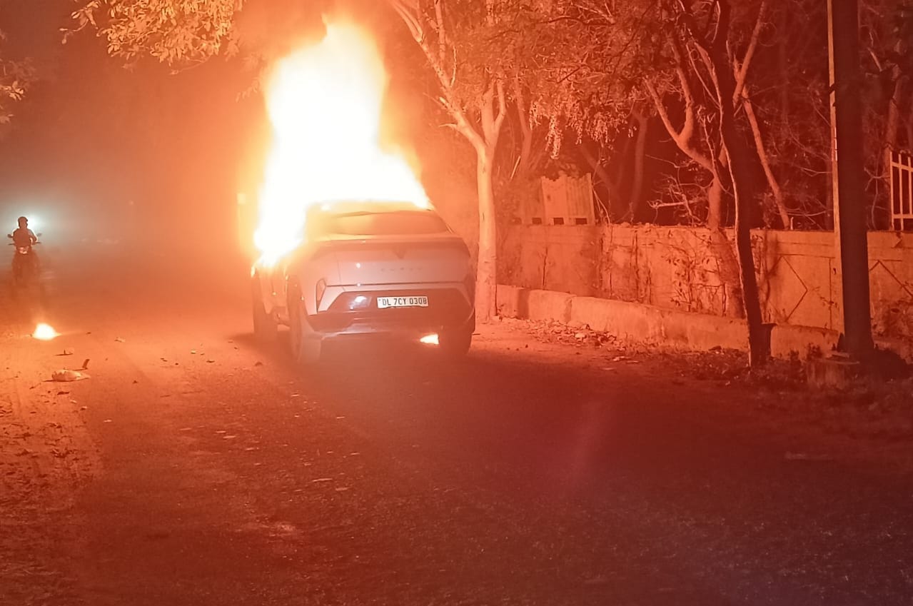 कार में आग लगने से पेंट कारोबारी की दर्दनाक मौत, जांच में जुटी पुलिस