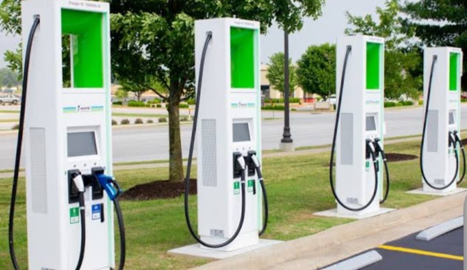 प्रदूषण पर नकेल के लिए नोएडा में सख्त एक्शन प्लान, 81 नए ईवी चार्जिंग स्टेशन लगेंगे