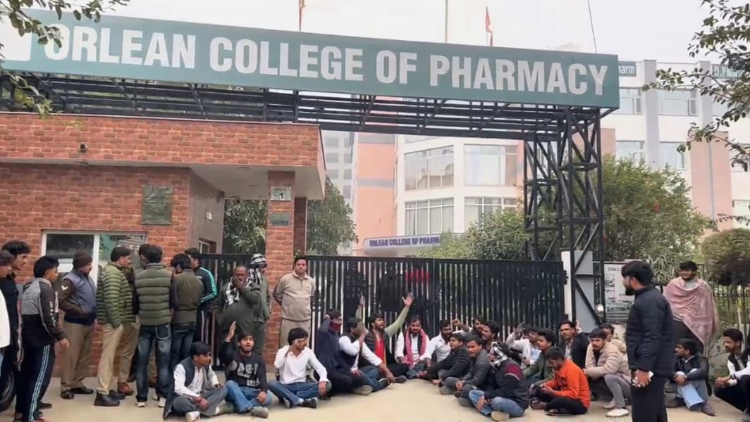 शार्ट अटेनडेंस के नाम पर छात्रों से हो रही थी हजारों रुपए की वसूली:छात्रों के साथ समाजवादी छात्र सभा ने कॉलेज गेट पर दिया धरना