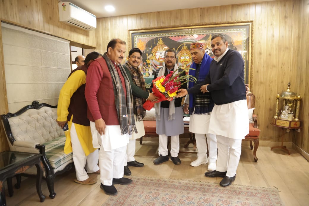 केंद्रीय शिक्षा मंत्री तक पहुंची 25 लाख शिक्षकों की मांग:मामले में जल्‍द कोई हल निकालने का मंत्री ने दिया आश्‍वासन