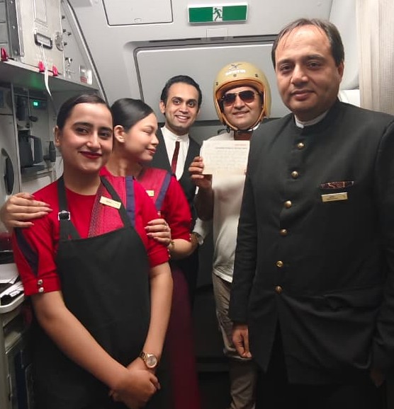 35 हजार फीट की ऊंचाई पर सड़क सुरक्षा के सिपाही को सलाम, अब तक 75 हजार से अधिक हेलमेट लोगों को वितरित कर चुके